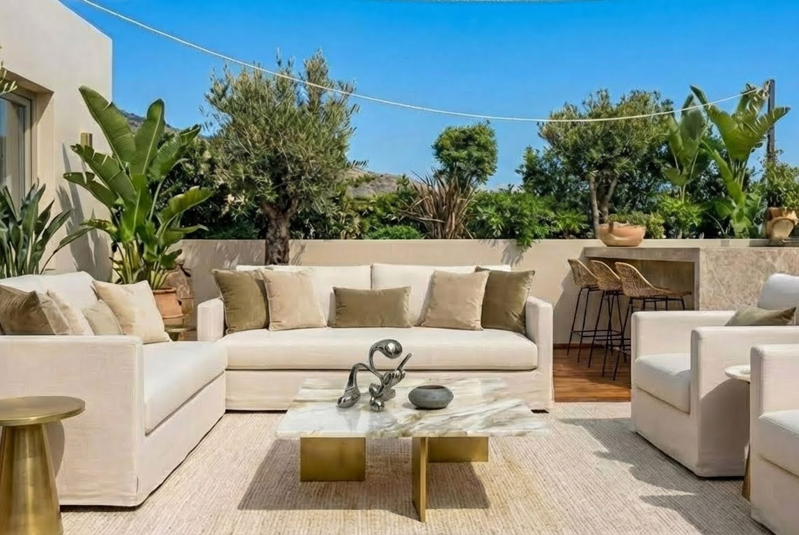 Salon moderne avec canapé noir