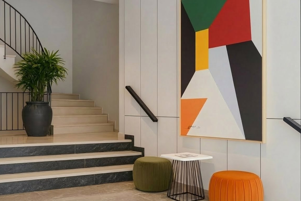 Salon ouvert avec cuisine et poufs bleus